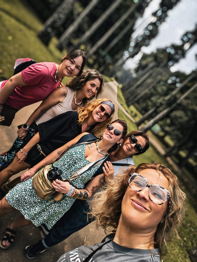photo de groupe entre copines dans une allee du jardin botanique de kandy au sri lanka