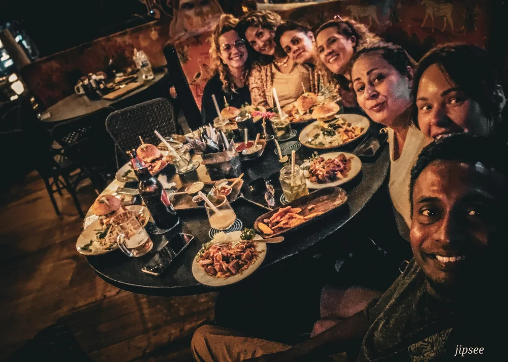 sept personnes attablées  posant pour un selfie de groupe a ella au sri lanka