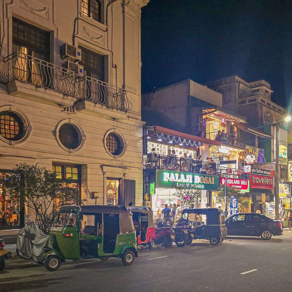 rue-de-kandy-la-nuit
