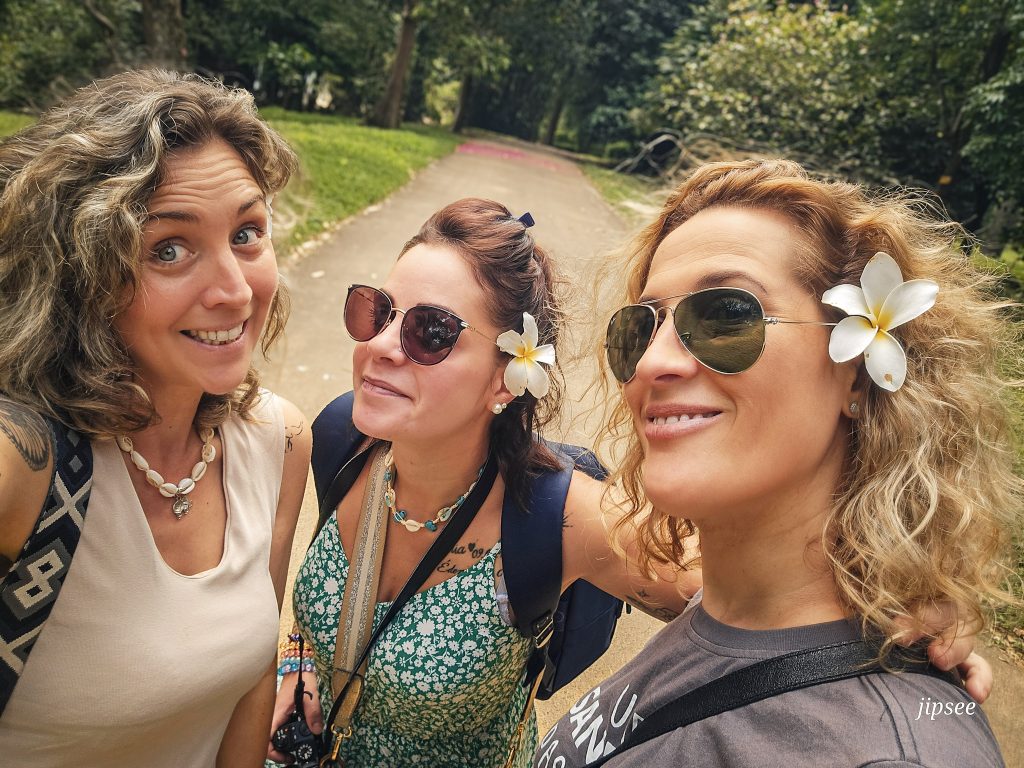 selfie de trois copines dans une allee du jardin botanique de kandy au sri lanka