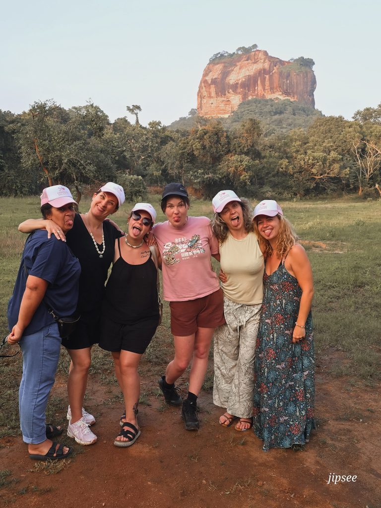pause photo six filles faisant des grimaces devant le rocher du lion a sigiriya au sri lanka
