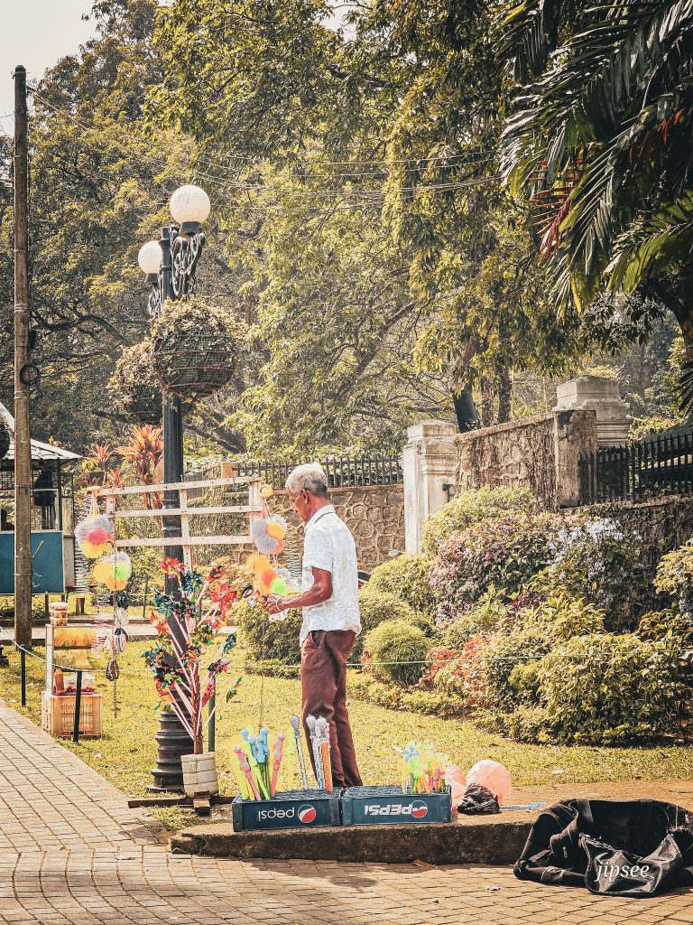 vendeur de jouet pour enfant devant son stand au jardin botanique de kandy au sri lanka