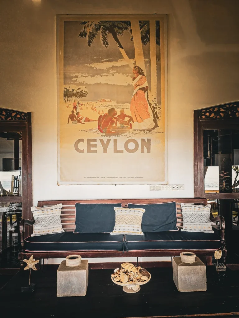 canapé avec des coussins rayés bleu et blancs cadre du apys de ceylan au mur 