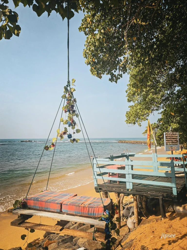 petite terrasse et coin detente suspendu avec des coussins en bord de plage