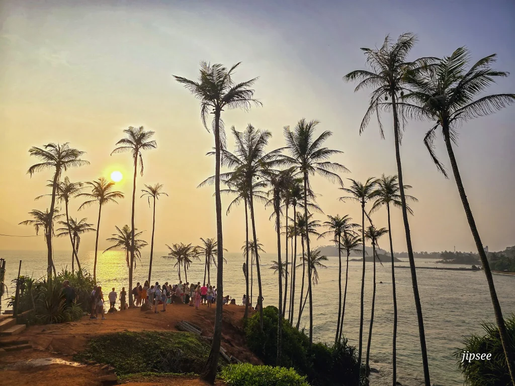 foule devant le sunset du coconut tree hill a mirissa au sri lanka