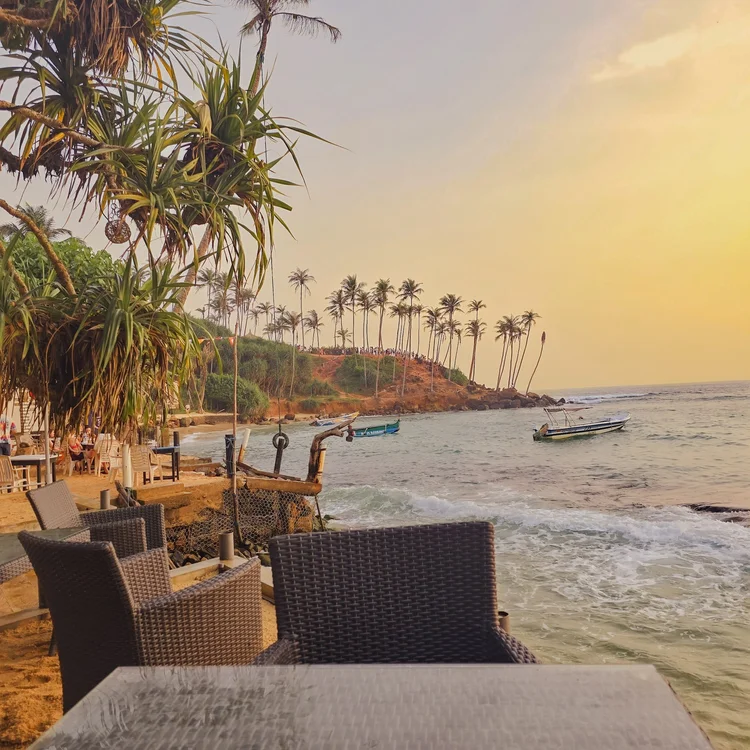 terrasse en bord de plage vue du coconut tree hill au loin