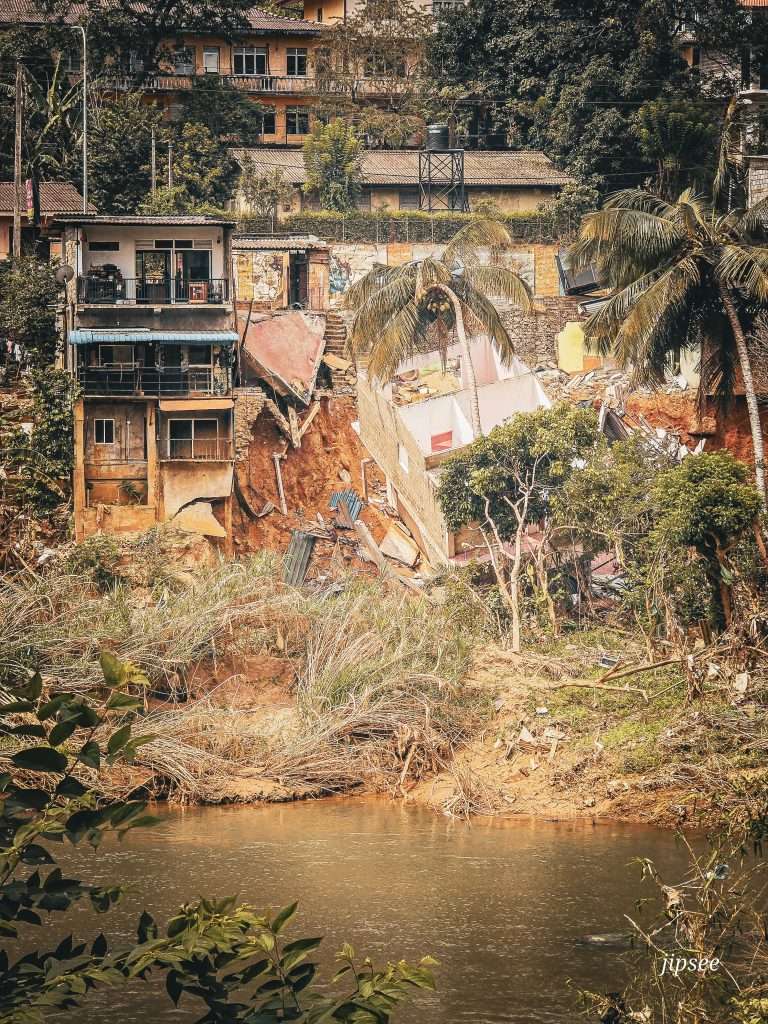 maison-effondree-eboulement-inondations-sri-lanka-2025