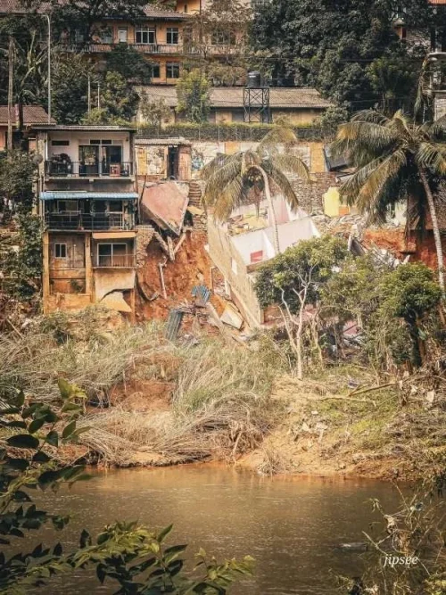 effondrement maison suite a un glissement de terrain au sri lanka