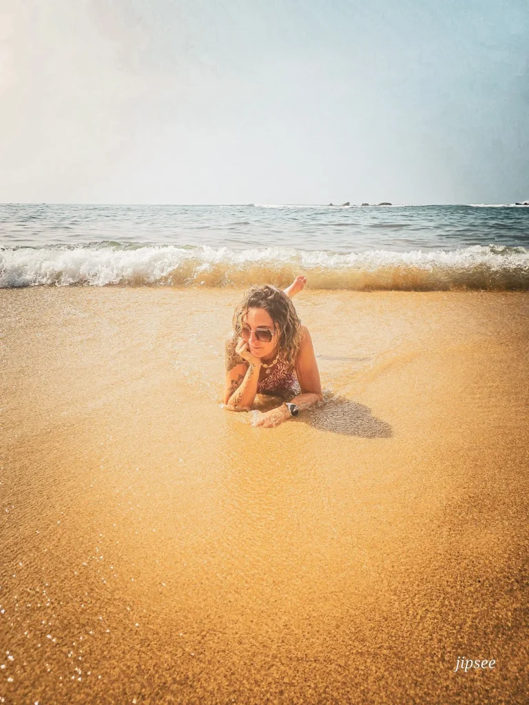 femme allongée sur la plage devant des vagues