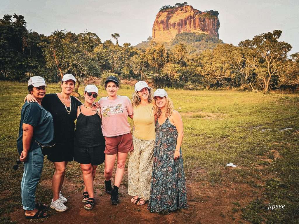 devant-le-rocher-du-lion-sigiriya-sri-lanka