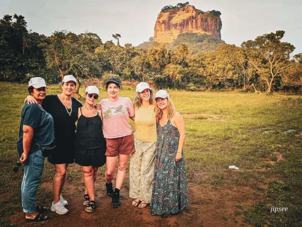six filles posent devant le rocher du lion a sigirya au cours d'un voyage solidaire au sri lanka