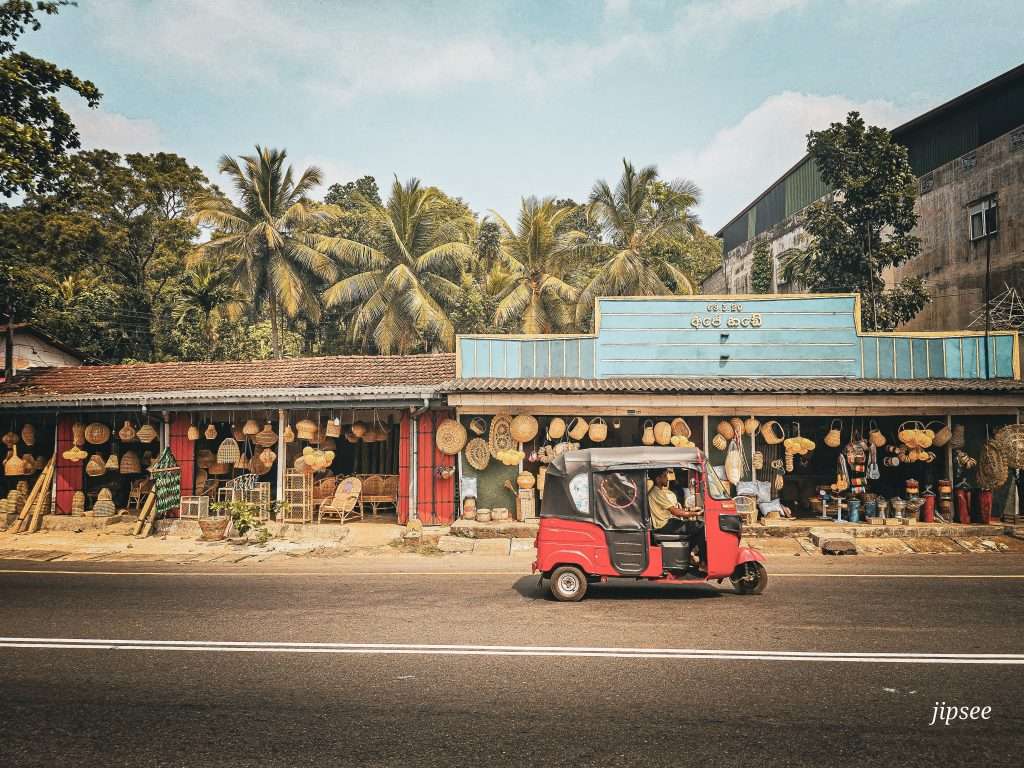 tuk-tuk-dans-la-rue-mirigama-sri-lanka