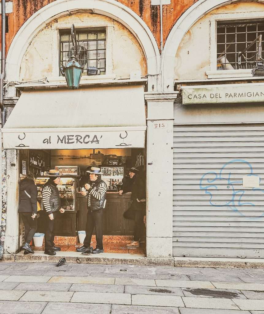 gondoliers en pause discutant devant un restaurant de venise
