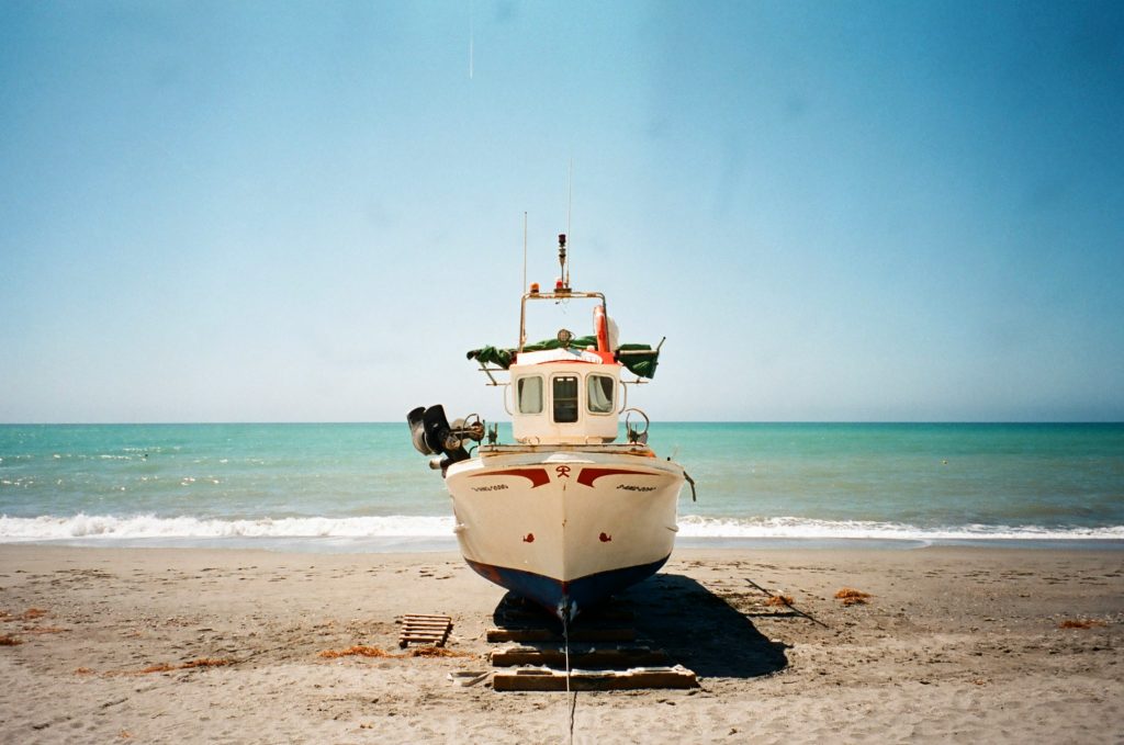 bateau de peche sur une plage d'espagne un jour ensoleillé