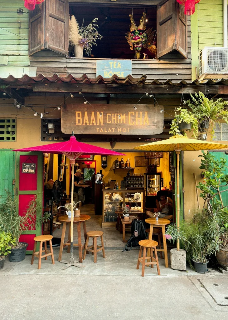 les tables et parasols de la terrasse du baan chim cha un restaurant de talat noi