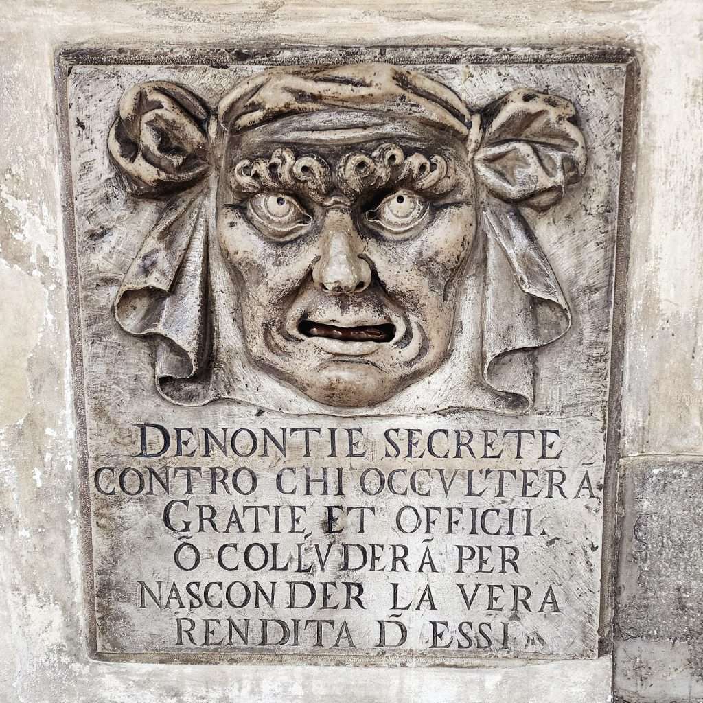 venise insolite: bouche de la verité boite a denonciation 