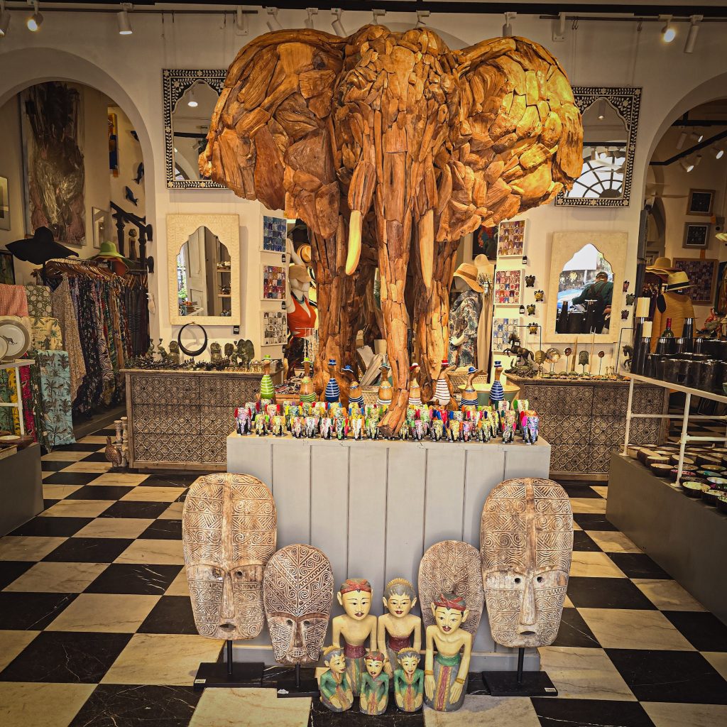 sculpture geante d'elephant a l'interieur d'une boutique de souvenirs de galle
