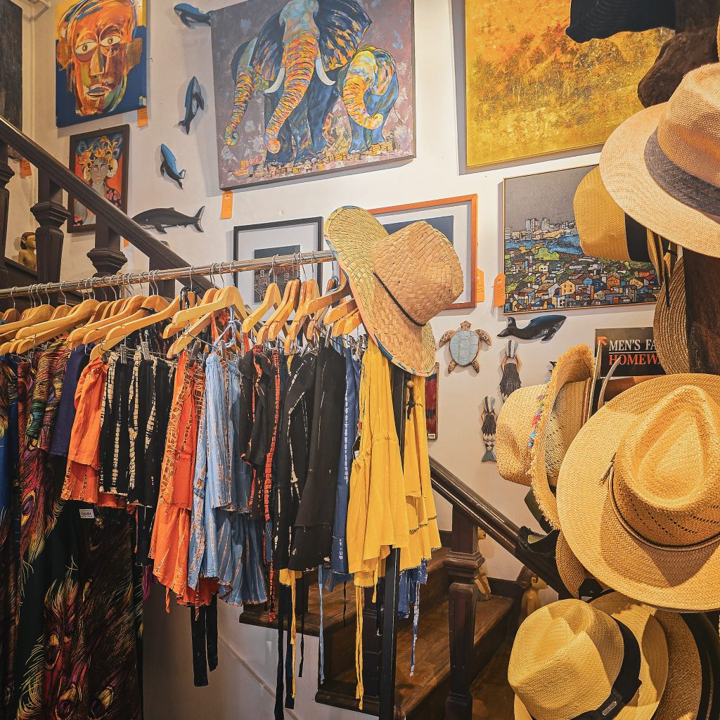 presentoir vetements et tableaux souvenirs d'une boutique du centre ville de galle au sri lanka