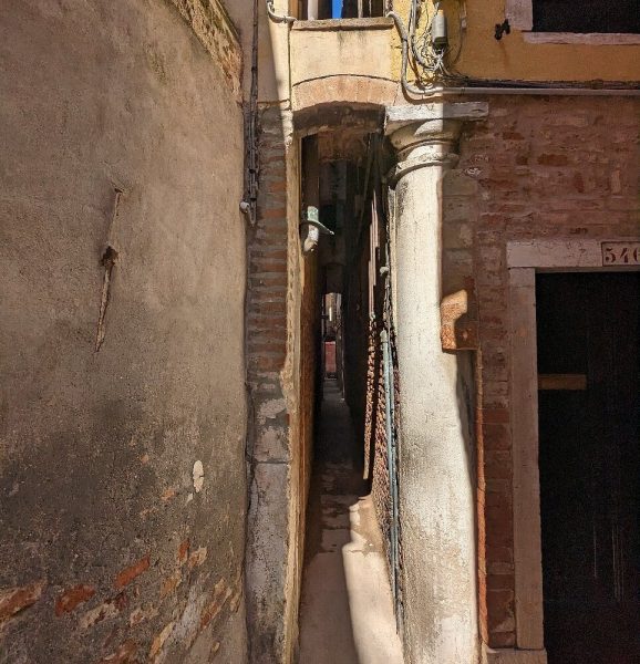 venise insolite entree de la calle varisco plus petite rue de venise