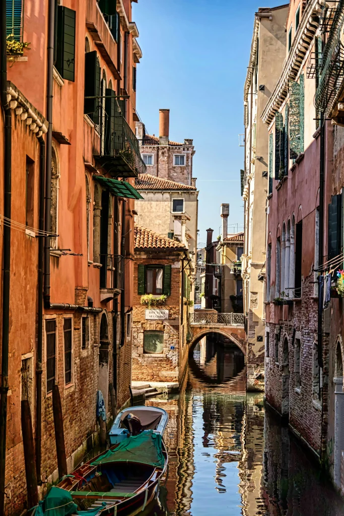 canal de venise avec architecture typique et bateau garé