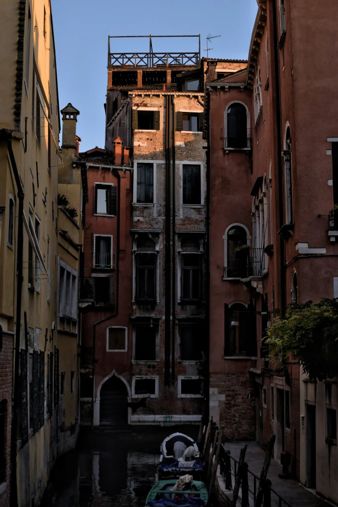batiment typiquement venitien et altane sur le toit