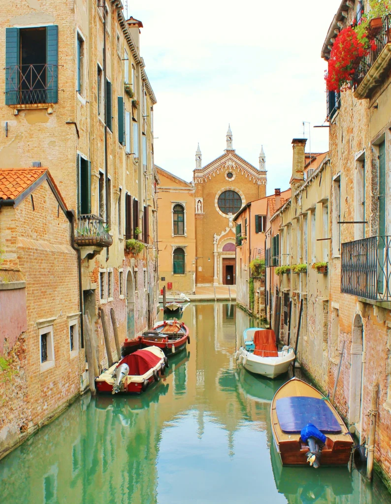 bateaux garés le long d'un canal typique de venise