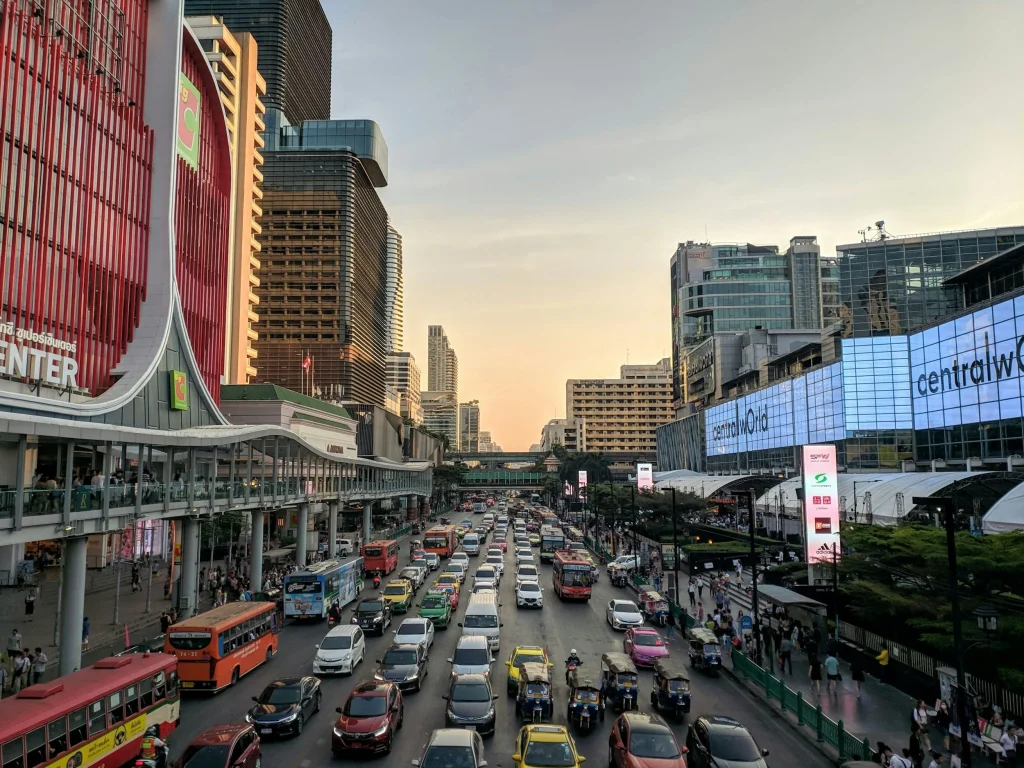 grande avenue de bangkok embouteillée au milieu des immeubles