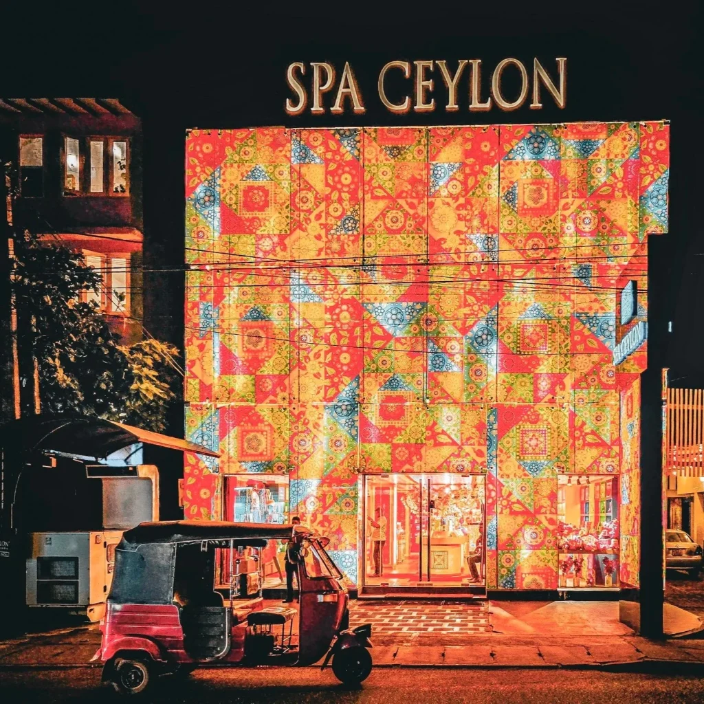 tuk tuk garé devant la facade illuminé de la boutique spa ceylon de negombo