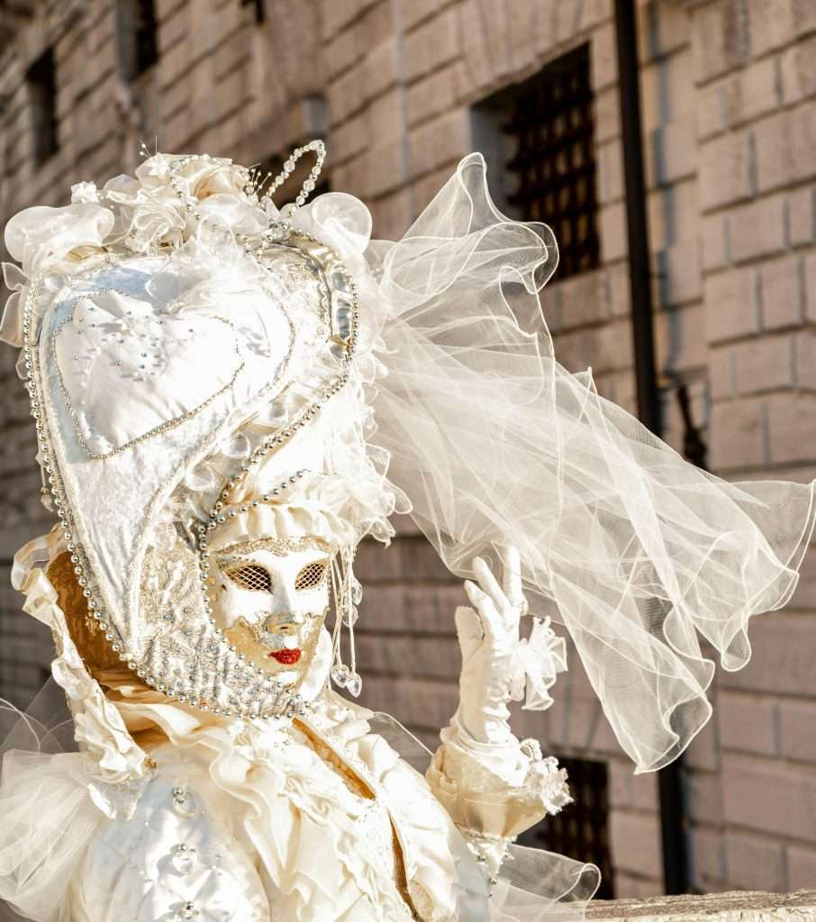 femme en costume traditionnel avec masque du carnaval de venise