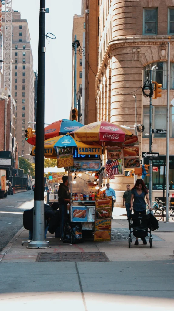 stand de food truck sur un trottoir avec des passants dans une rue de New York