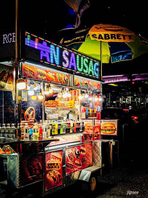 food truck eclairé la nuit proposant des hot dog