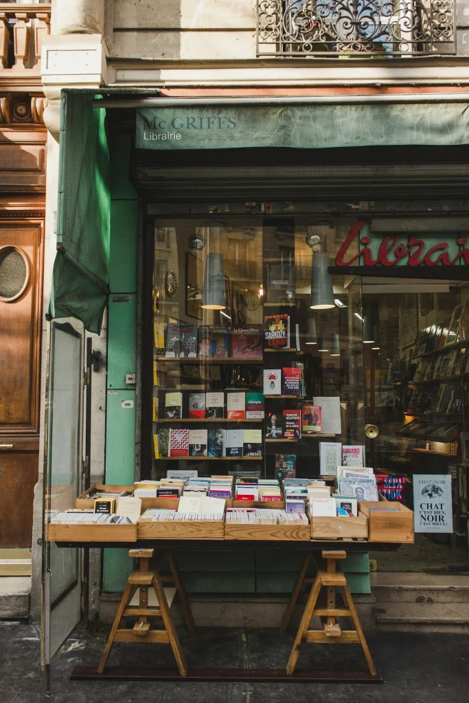 devanture verte d'une librairie etalage d'une selection de livres