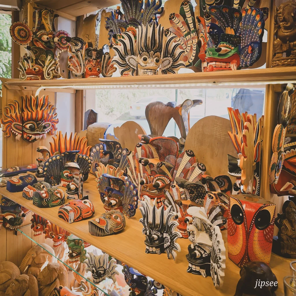 étagère avec du choix de masques traditionnels sri lankais dans une boutique de souvenirs
