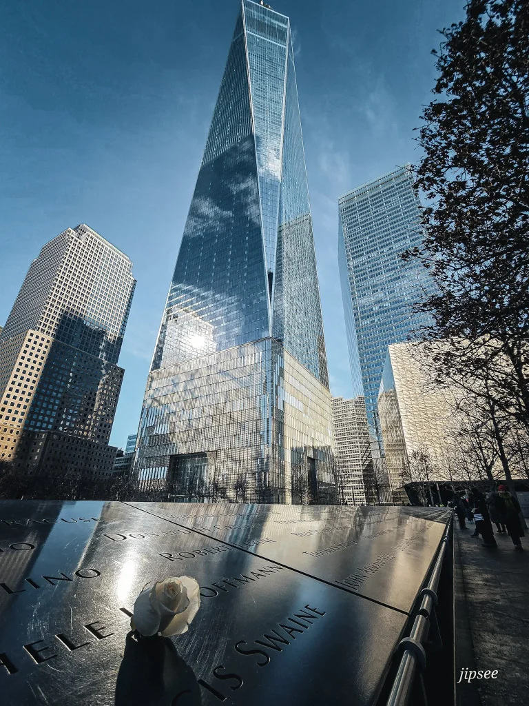 une rose blanche deposée sur un nom de victime du 11 septembre au memorial de new york