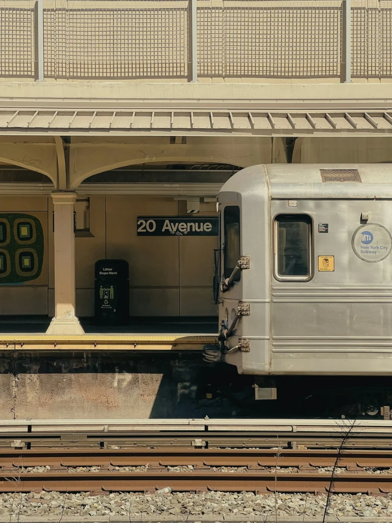 wagon de metro new yorkais a la station 20 avenue