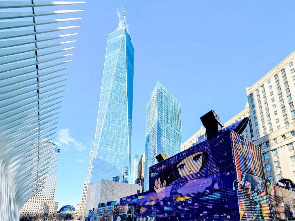 street art coloré violet one world trade center en fond