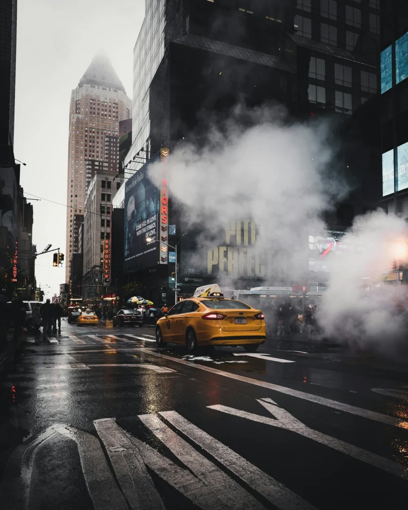 taxi jaune roulant dans une rue de new york