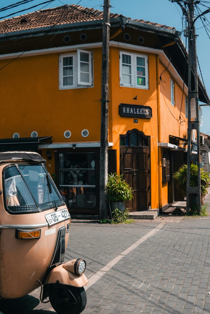 facade orange et tuk tuk a galle