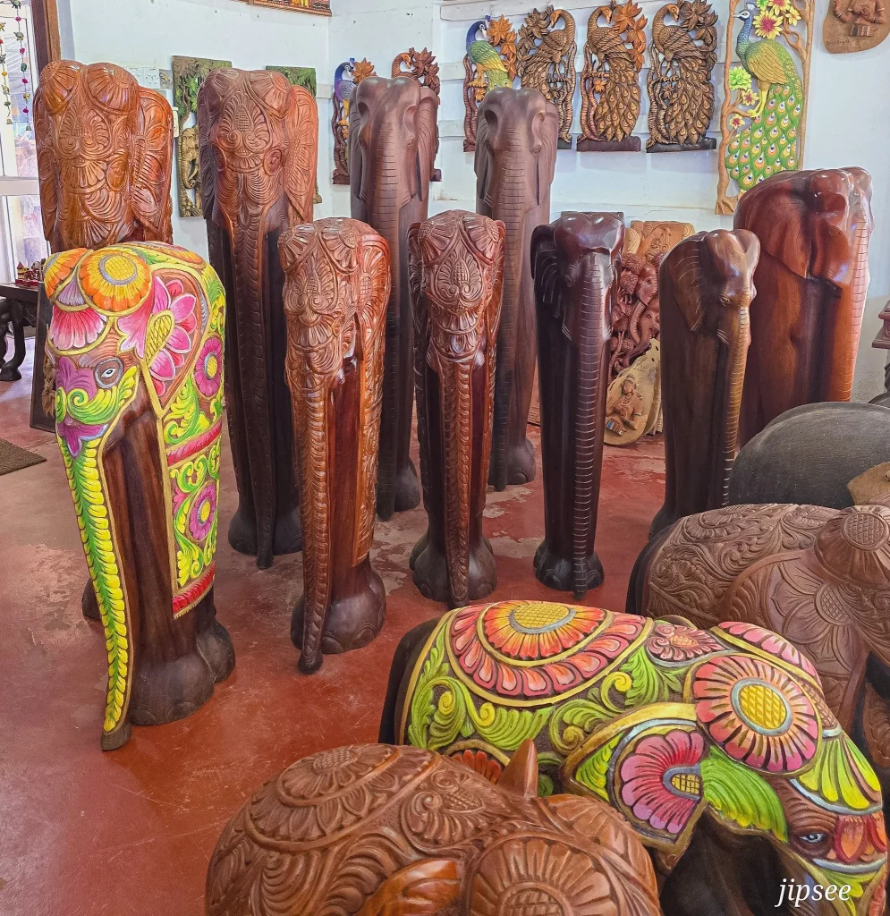 assortiment d'elephants en bois sculptés dans une boutique