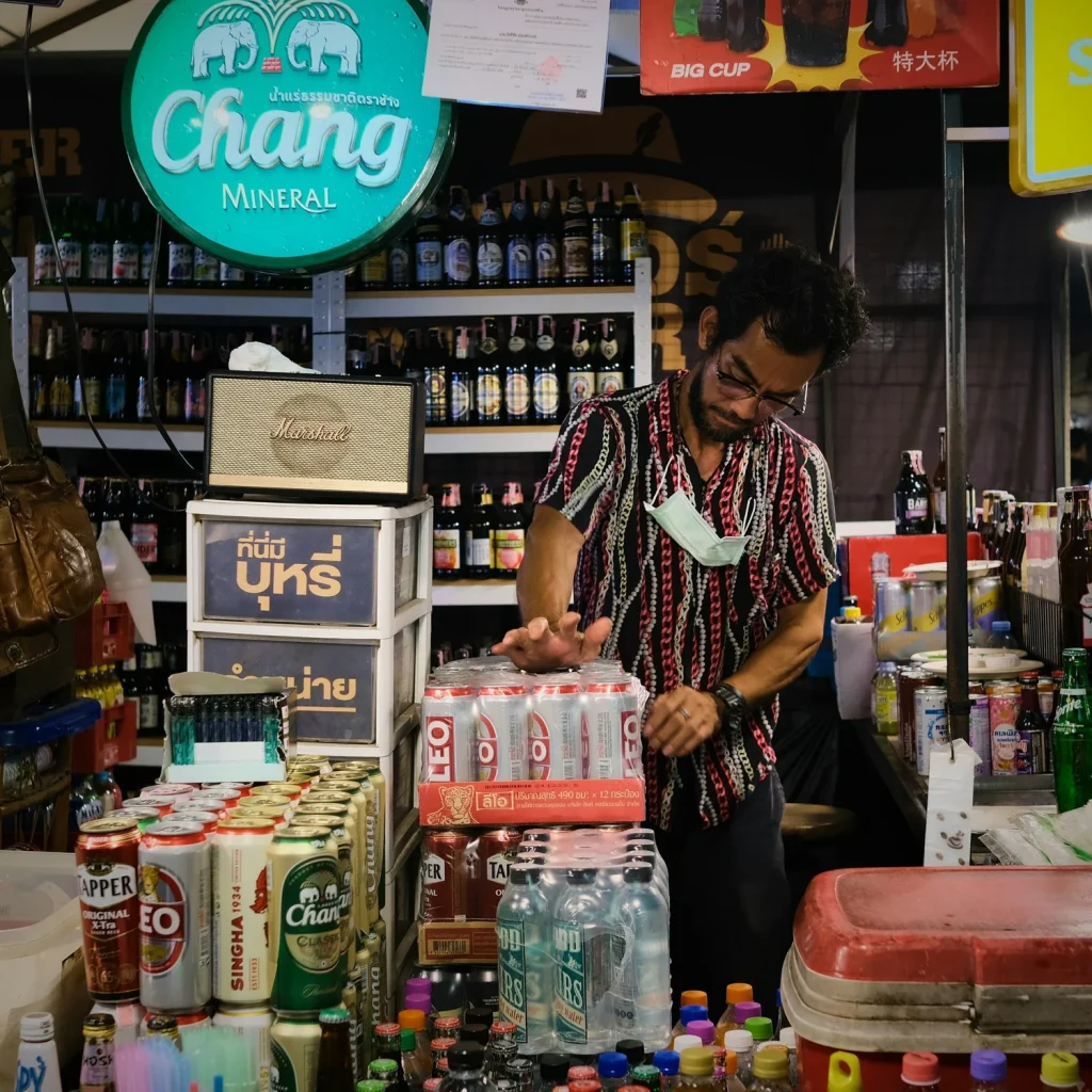 vendeur de biere dans une petite boutique de thailande