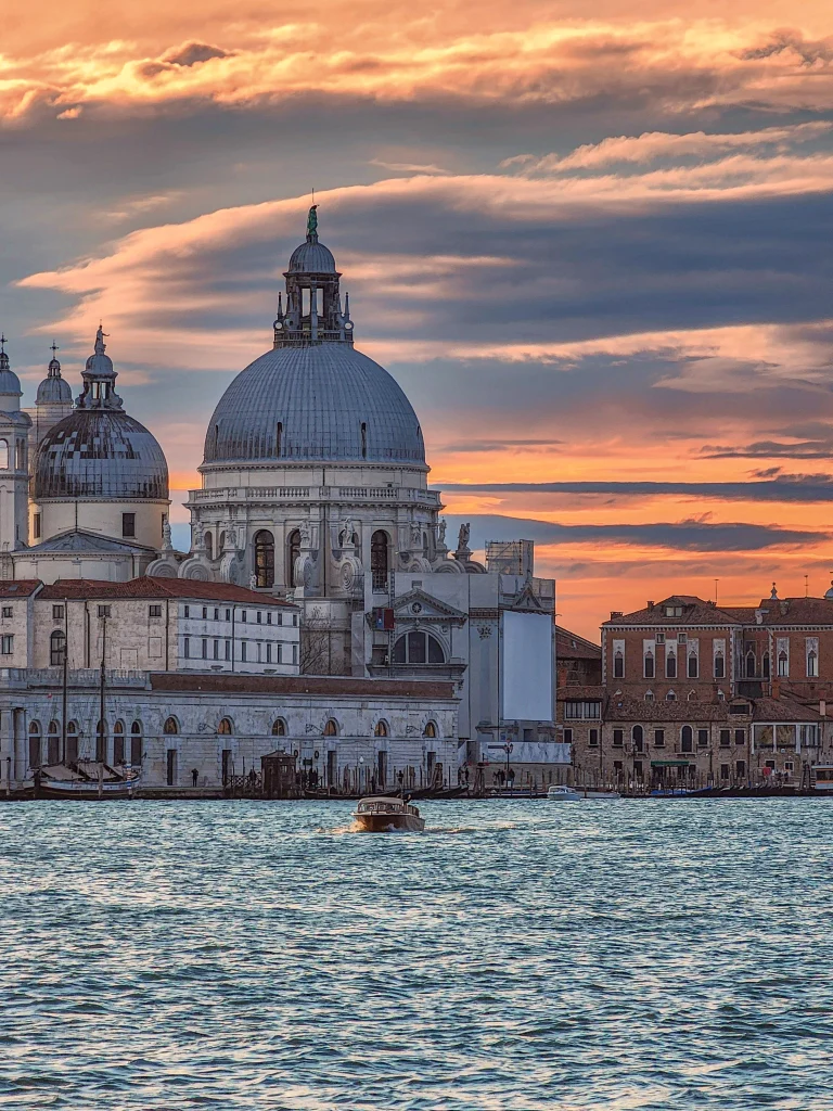 leve de soleil sur la basilique vue de la mer a venise
