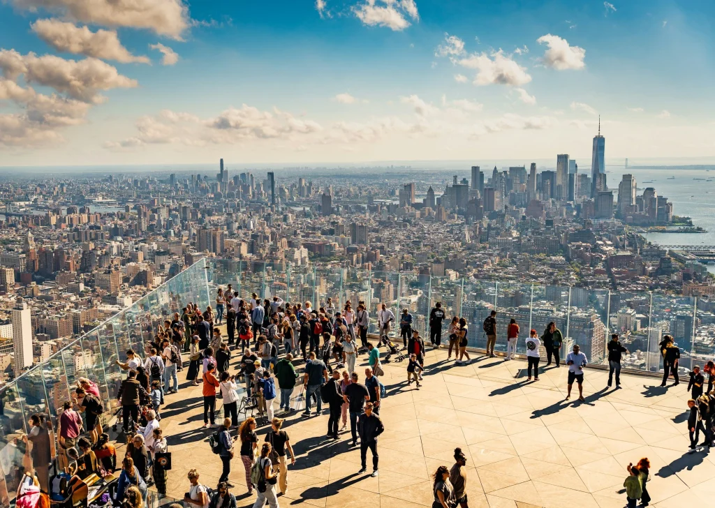 foule sur la terrasse en plein air observatoire the edge vu sur la skyline de new york