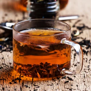 tasse de the de ceylan posé sur une table en bois