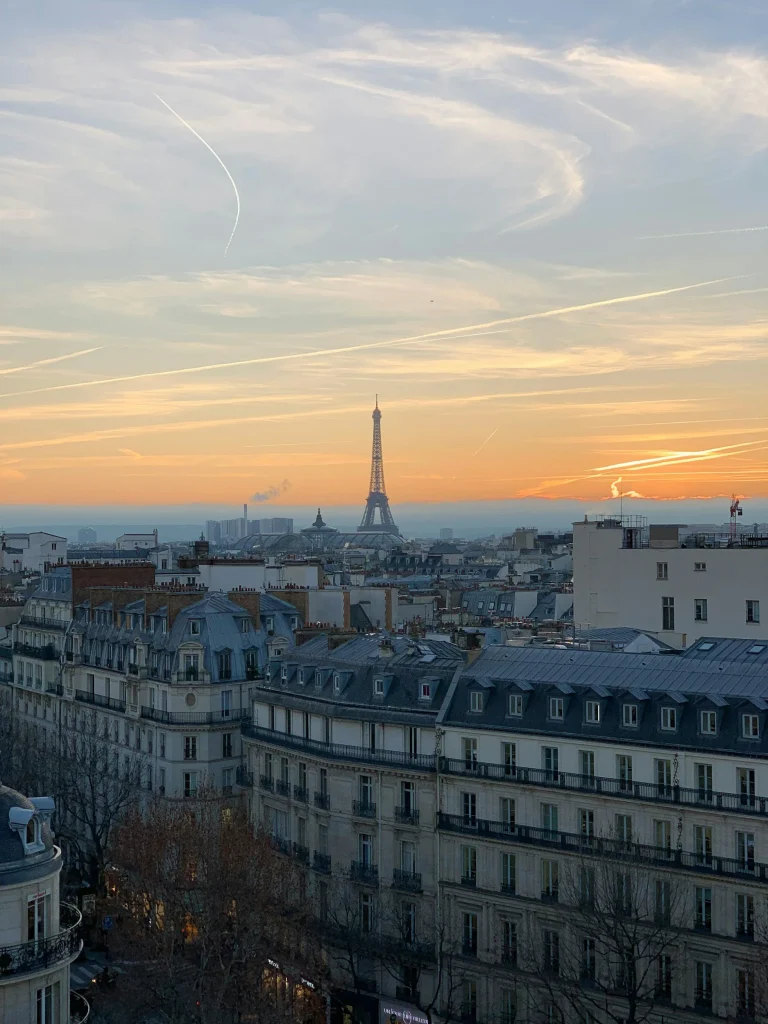 sunset sur les toits de paris la tour eiffel en fond