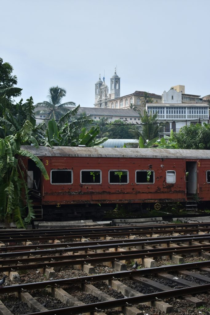 train rouge sri lankais eglise blanche de galle en arriere plan