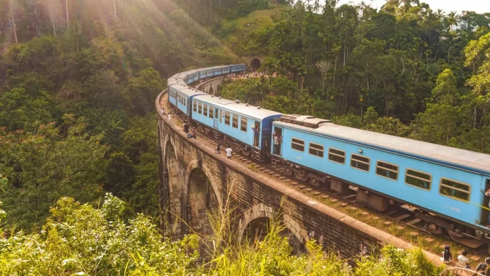 train bleu traversant le nine arch bridge 