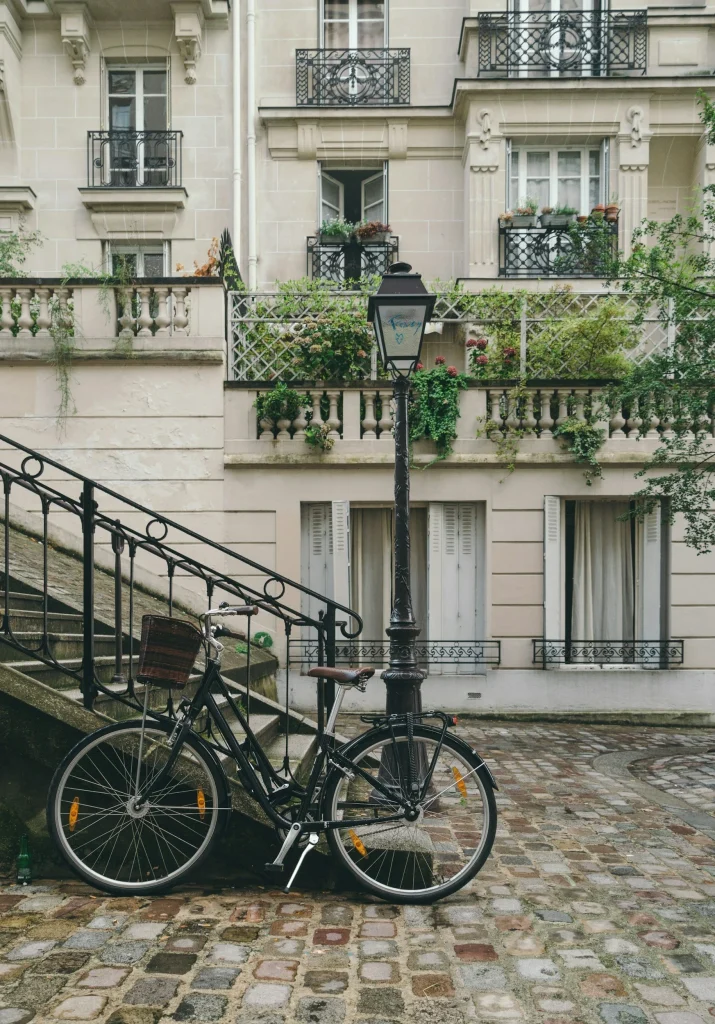 velo garé devant un escalier dans le quartier de Montmartre à Paris