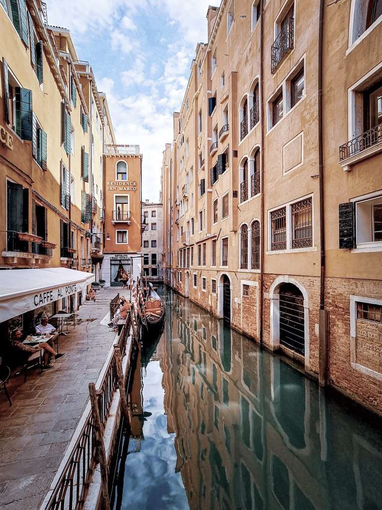 canal de venise et terrasse de restaurant longeant la berge