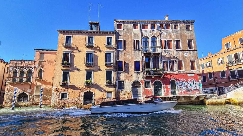bateau voguant sur un canal de venise