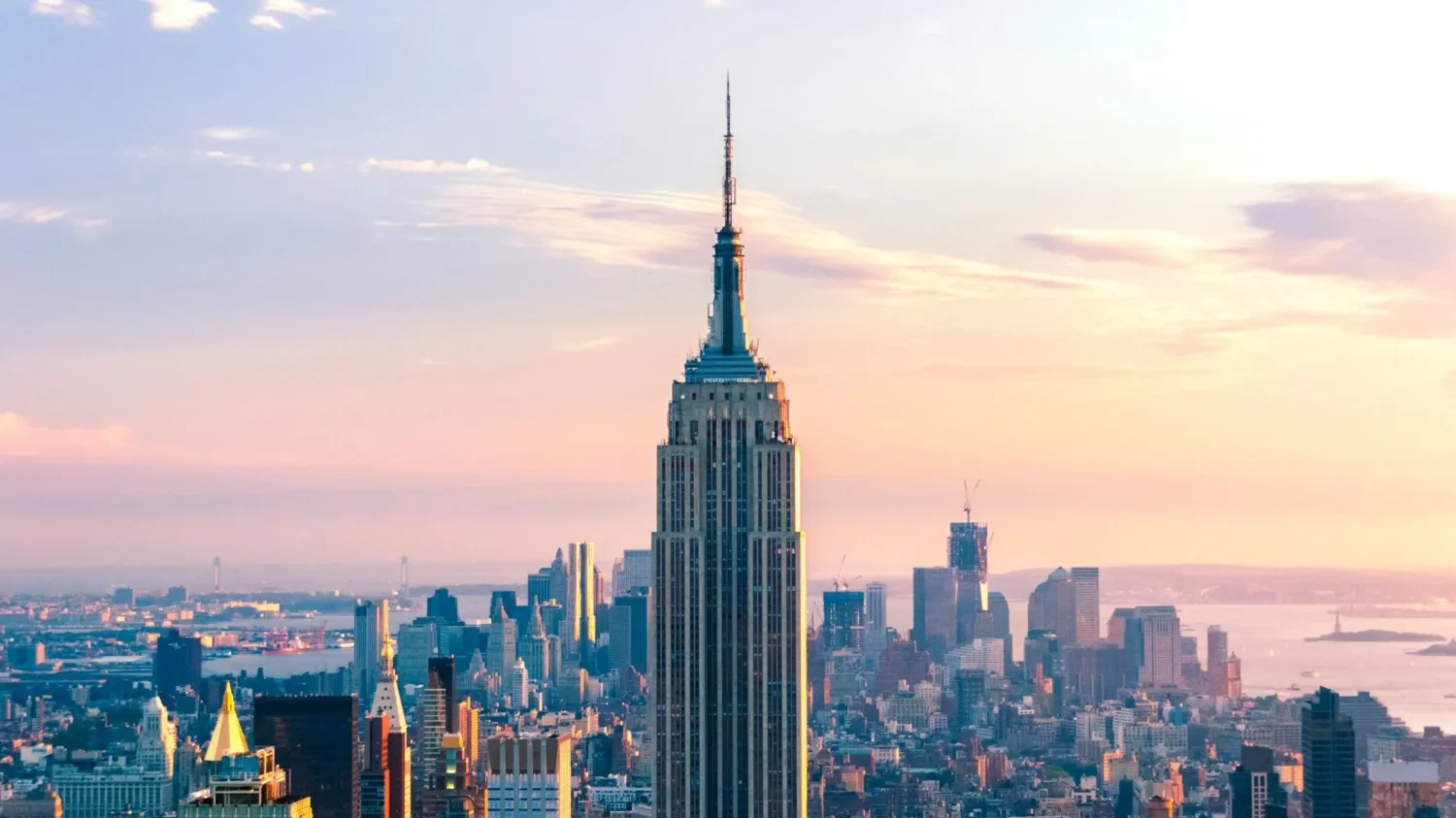 sommet de l'empire state building skyline de new york en fond